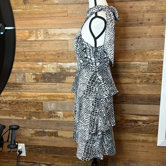 BCBG super cute print dress sleeveless - Picture 3 of 7